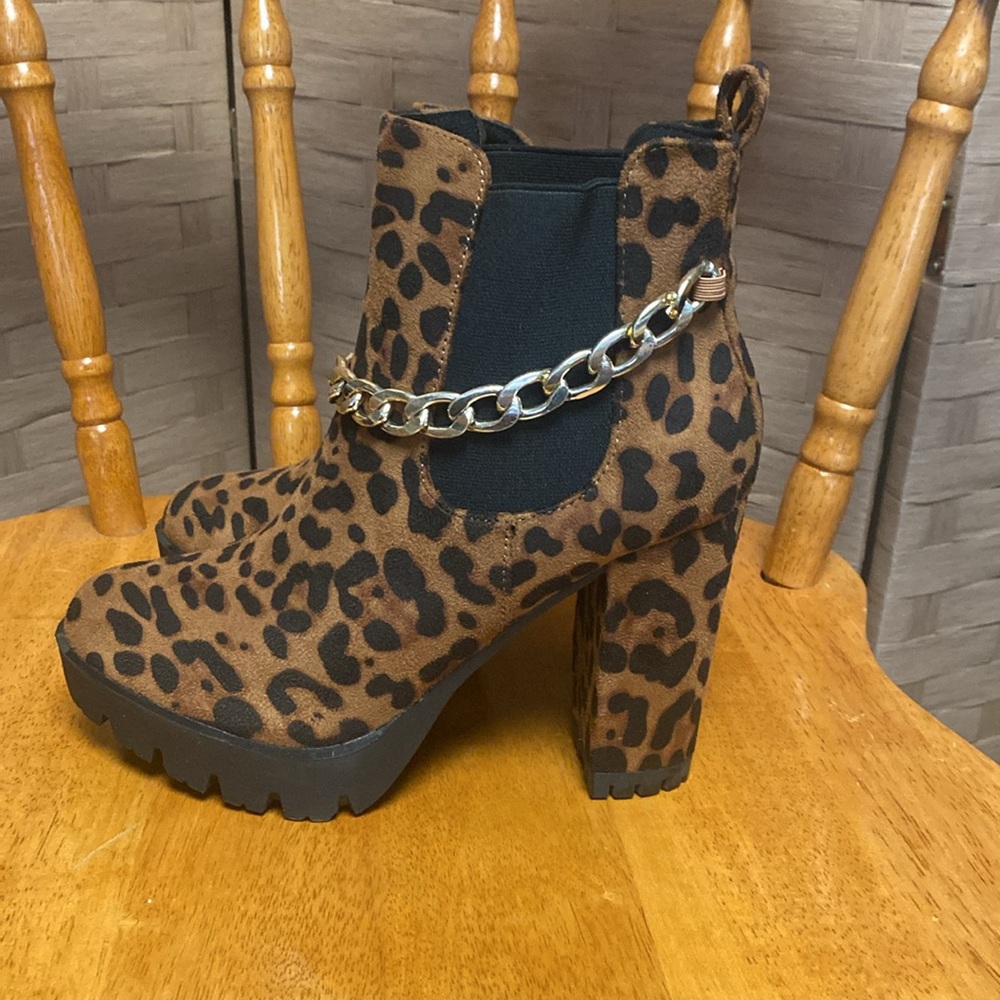 ALLEGRA K 8 NWOB leopard gold chain 4” chunky heel moto chelsea boots